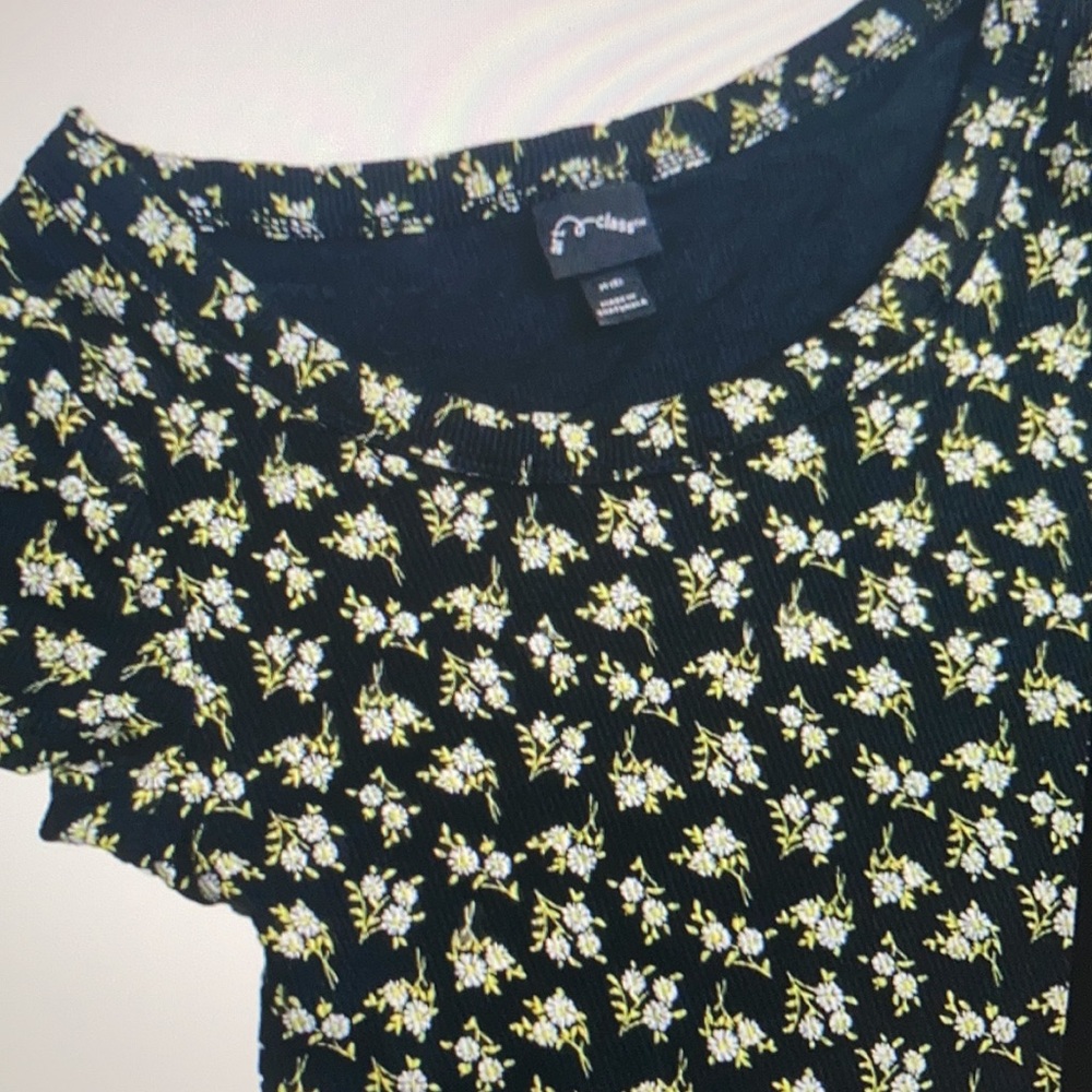 Short sleeve floral daisy top - Picture 2 of 4